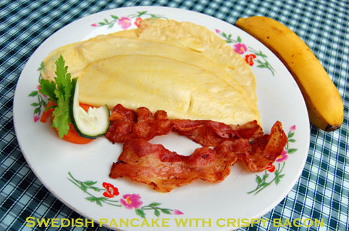 Swedish pancake with crispy bacon and jam